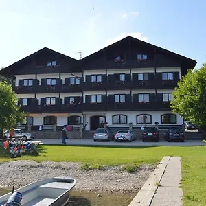 Grünäugl Am Gasthof